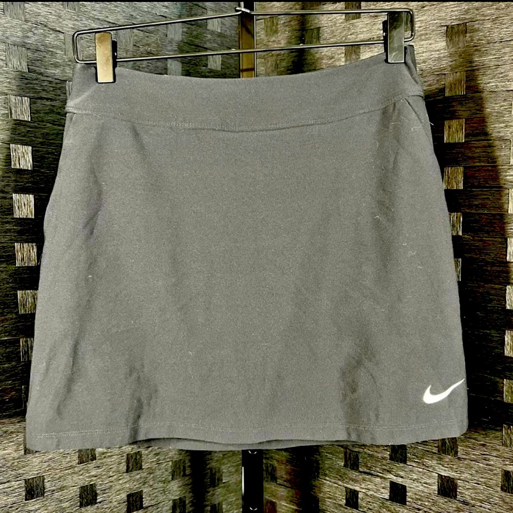 Womens black Nike golf skort. Size small. Perfect condition.